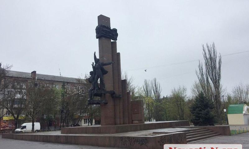 В Николаеве с монумента у «Юности» демонтируют Ленина и доску со словами Маяковского