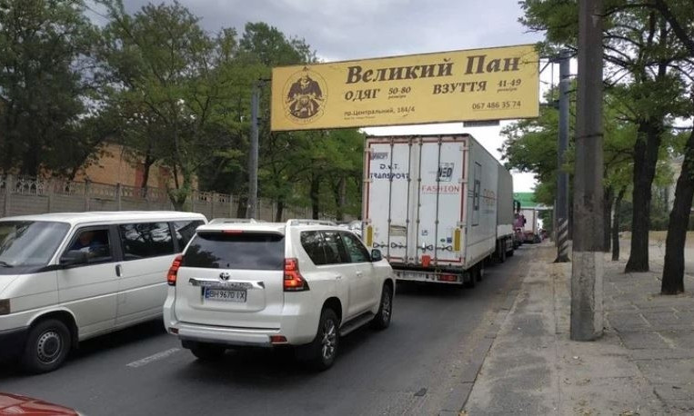 В пробке на Варваровском мосту в Николаеве застряли тысячи машин