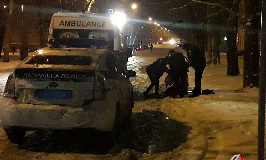 Возле николаевской мэрии прямо на снегу уснула нетрезвая женщина, патрульные согрели ее и вызвали «скорую помощь»