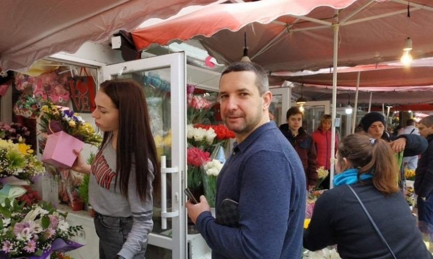 На цветочном рынке в Николаеве ажиотаж — мужчины спешат поздравить дам