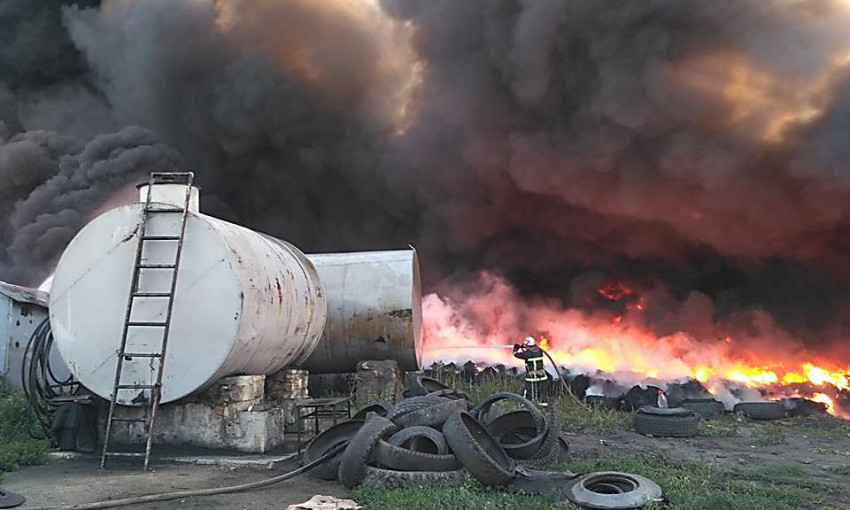 Спасатели продолжают дежурство после пожара на складе шин под Николаевом