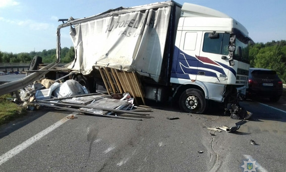 Авария на трассе: столкнулись легковой фургон Renault Rapid и грузовик DAF, есть пострадавшие