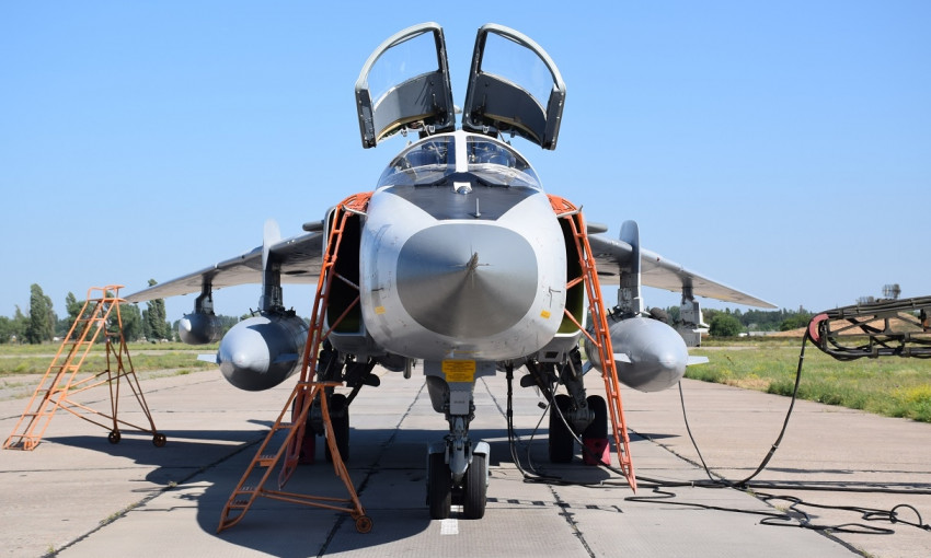 «Николаевский авиаремонтный завод» досрочно передал самолет-разведчик Су-24МР Воздушным Силам Украины