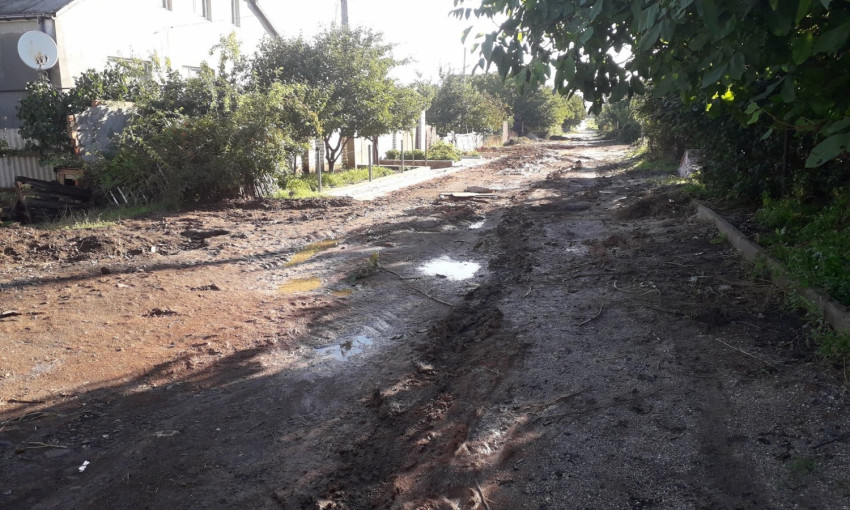 Жительница Терновки пожаловалась, что после проведения работ по укладке дренажных труб их улица превратилась в «болотное месиво»