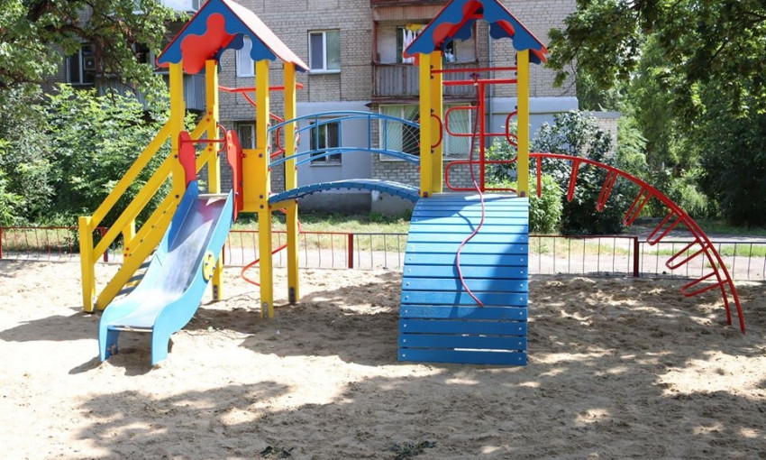 В частном секторе Николаева отремонтировали детскую площадку и тротуар 