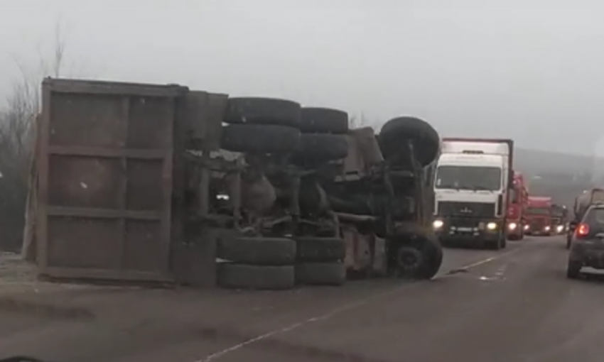 На Николаевщине перевернулся грузовик с щебнем: на дороге пробка