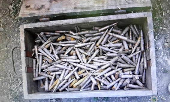В Березанском районе молодой мужчина дома хранил большое количество детали от ракет, патроны и порох