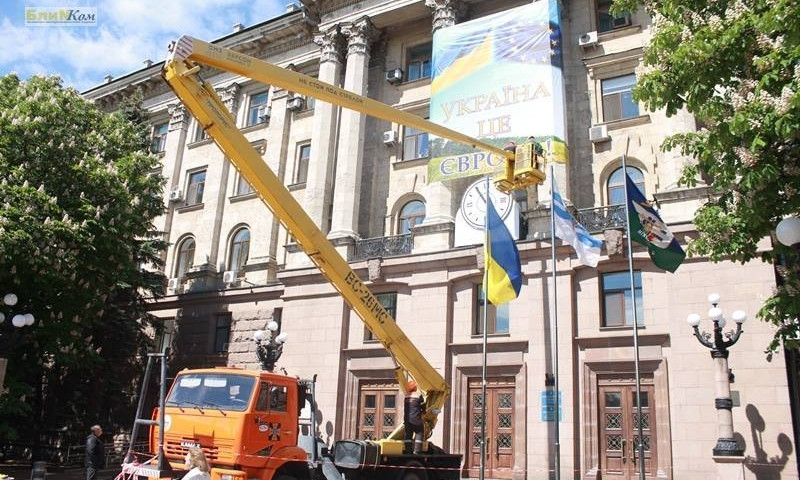 На Николаевском горсовете устанавливают баннер «Украина — это Европа»
