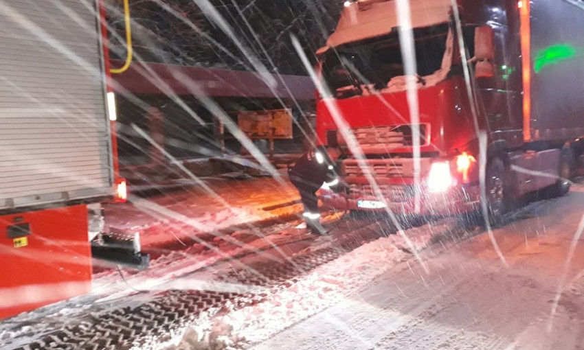 На Николаевщине спасатели за сутки достали 16 автомобилей, попавших в снежную ловушку