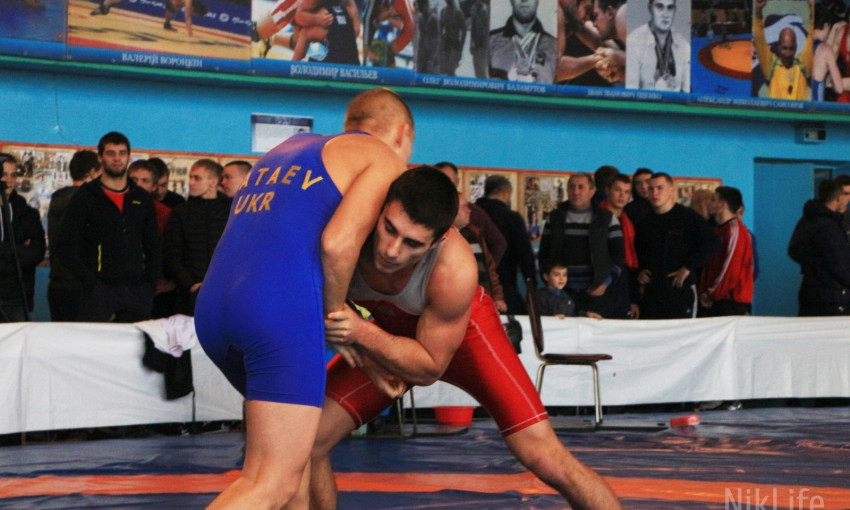 В Николаеве проходит чемпионат по греко-римской борьбе