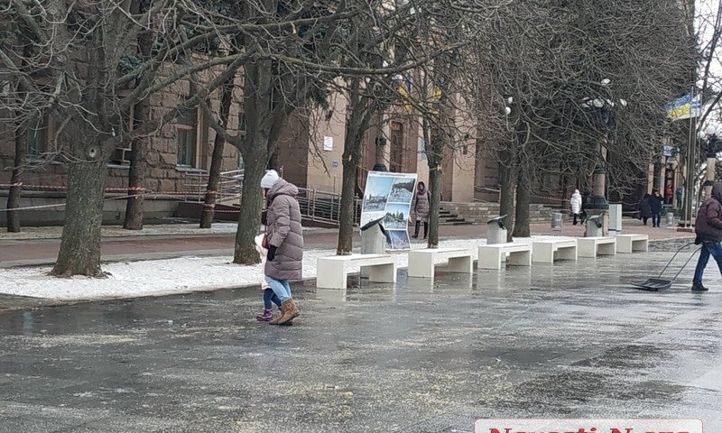 В Николаеве Серая площадь покрылась льдом и превратилась в каток