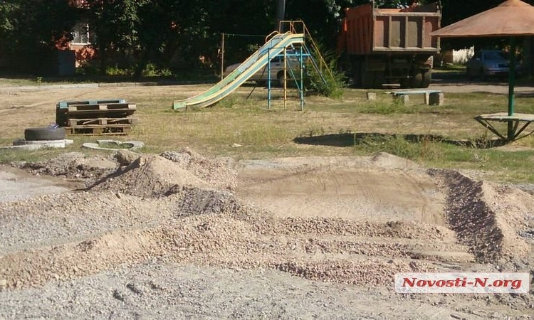 В Николаеве строительная техника на большой скорости ездит возле детской площадки