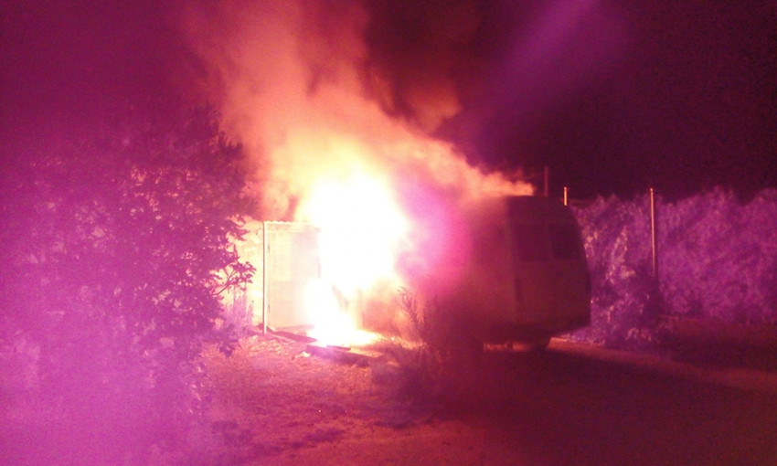 Под Николаевом ночью сгорел микроавтобус