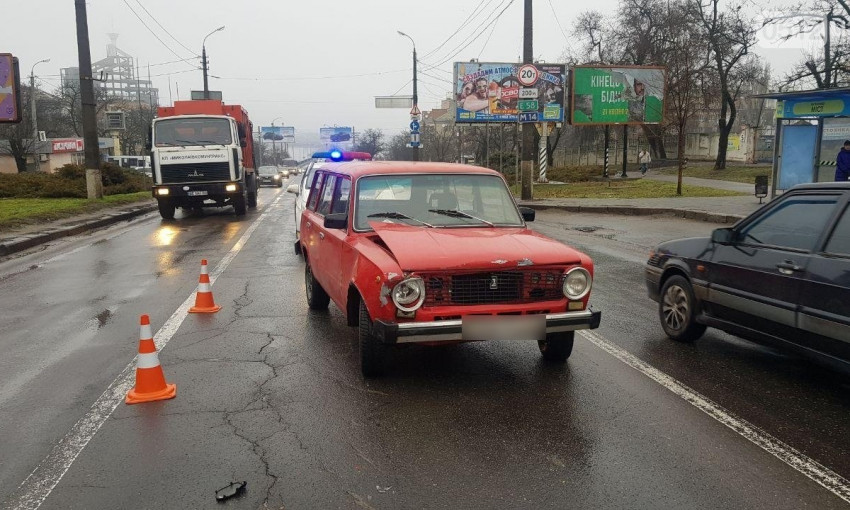 В Николаеве у Варваровского моста столкнулись ВАЗ и Renault