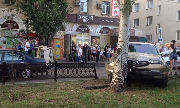 В Николаеве “Асura” врезалась в дерево, а “ВАЗ-2101” перевернулся на бок 