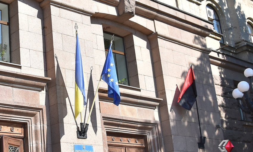 Националисты без согласования с властями повесили на фасад здания Николаевской мэрии два красно-черных флага