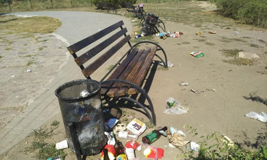 Территория возле городища «Дикий Сад» потихоньку превращается в мусорную свалку