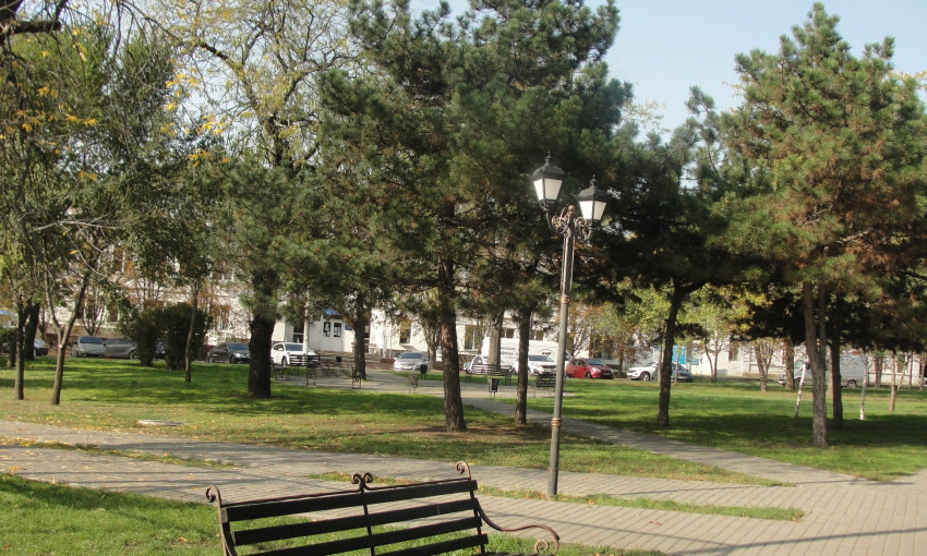 В Николаеве обновили сквер: фонтан и скамейки украшают территорию 