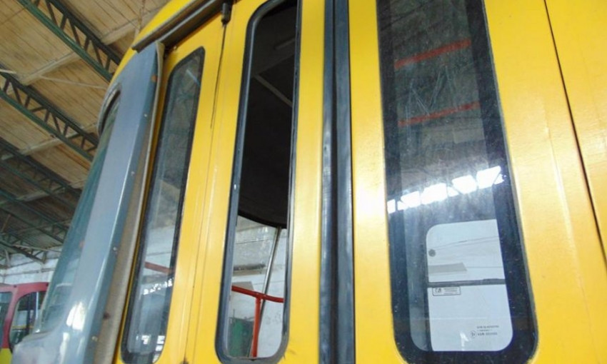 В Николаеве во время движения у трамвая с двери выпало стекло