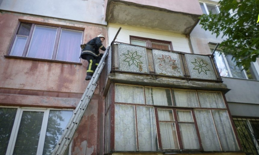 В Николаеве к 2-летнему мальчику спасатели добирались через балкон