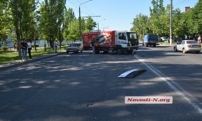 В Николаеве полицейский автомобиль протаранил грузовик с мороженым
