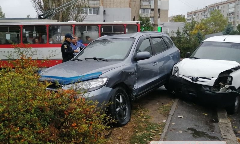 В Николаеве во время ДТП автомобили вылетели с проезжей части