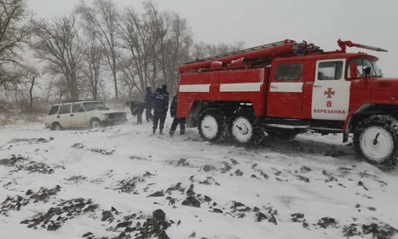 Николаевские спасатели предоставляют своевременную помощь во время стихии