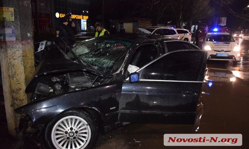 В Николаеве BMW на скорости врезался в столб: водитель в коме