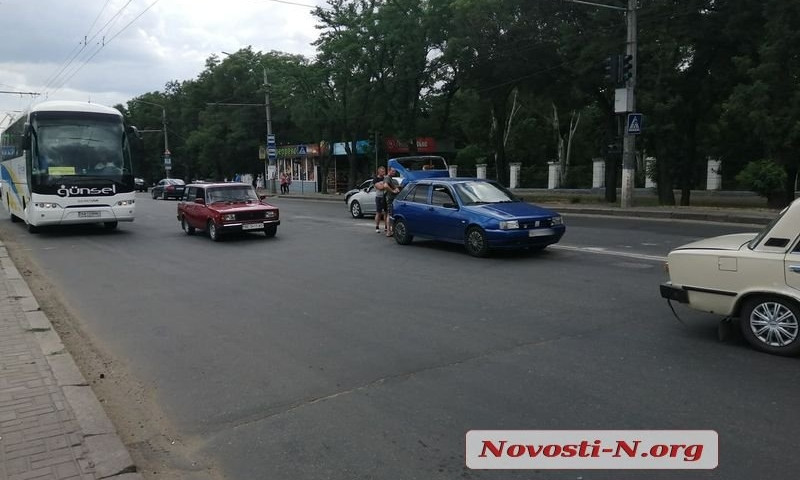 В Николаеве на светофоре седельный тягач врезался в «Фиат»