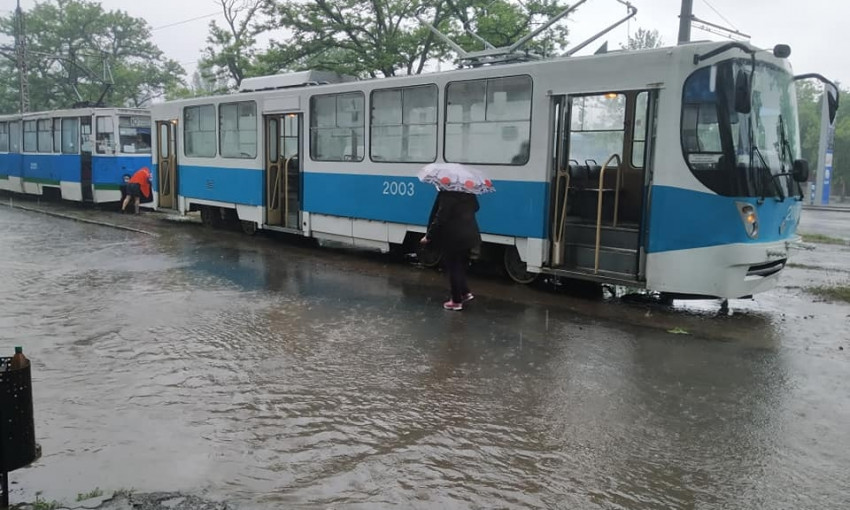 Улицы затоплены, трамваи остановились - в Николаеве ливень