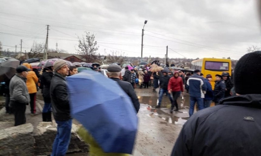 Жители Вознесенска, возмущенные двойными платежками за газ, перекрыли трассу