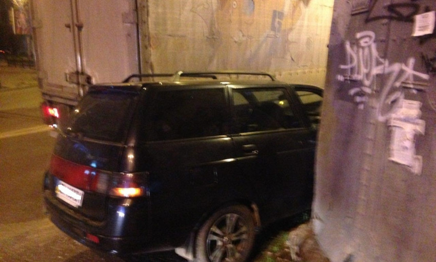 На Пушкинском кольце грузовик вдавил автомобиль в трансформаторную будку