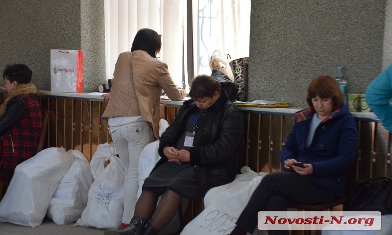 В Николаеве в ОИК спят на бюллетенях — люди не знают, когда рассосется бесконечная очередь