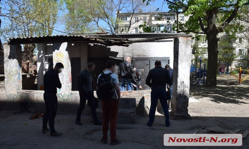 В центре Николаева бомжи устроили драку: один ударил второго ножом и поджег