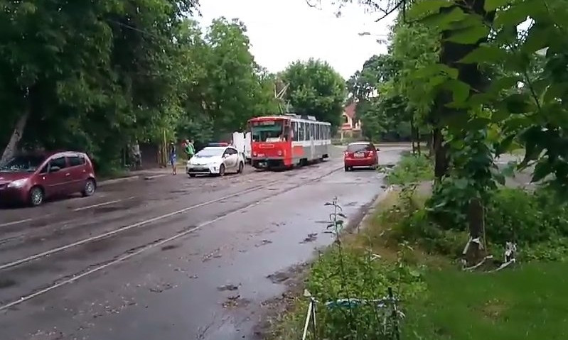 Николаевец показал, как патрульная машина заблокировала движение трамвая