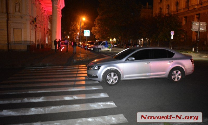 Автомобиль Škoda Octavia на пешеходном переходе чуть не наехал на губернатора и сопровождавших его лиц