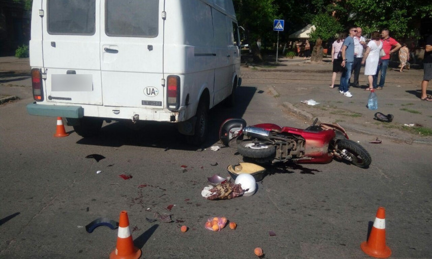 На Богоявленском проспекте микроавтобус сбил мопед, пострадавшего доставили в больницу