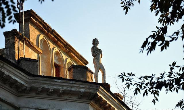 Из-за аварийности скульптуры с крыши «сталинки» демонтировали загадочную «девушку с веслом»