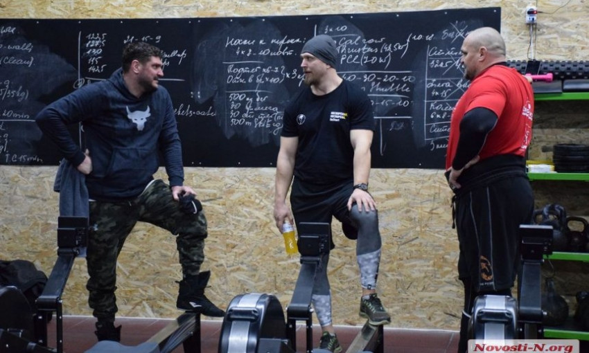 Губернатор Николаевской области Алексей Савченко провел тренировку с самым сильным человеком мира