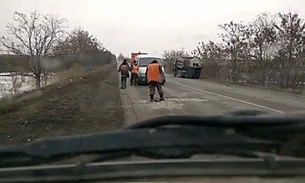 Николаевцы высмеивают в соцсетях «сапоговый» способ ремонта дорог облавтодором