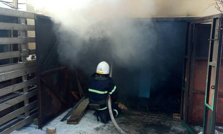 В Николаевской области случился пожар в гараже, где хранилось горючее и газовый баллон