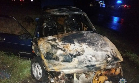 Под Николаевом столкнулись два автомобиля, один загорелся, пострадали два человека