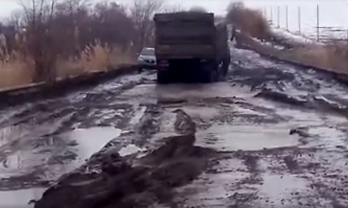 По «убитой» дороге «Николаев-Днепр» автомобили едут со скоростью 5 км/час: «Гройсману привет»