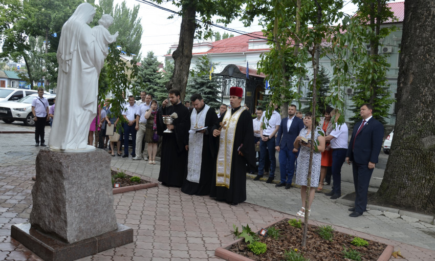 Возле здания прокуратуры Николаевской области открыли скульптуру Девы Марии – символ любви матери к ребенку и ребенка к матери