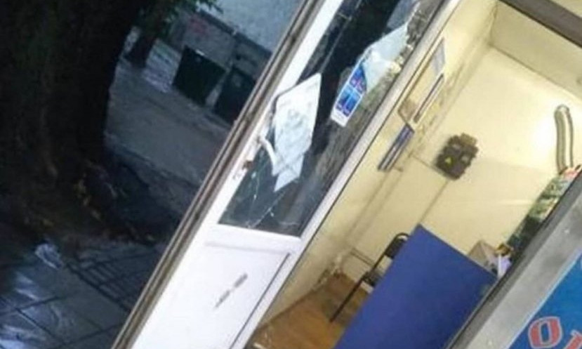 В Николаеве мужчина разбил дверь в обувной мастерской, после того, как его попросили удалиться