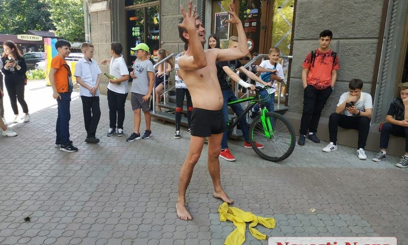 На Соборной пьяный мужчина в одних трусах устроил «голые» танцы