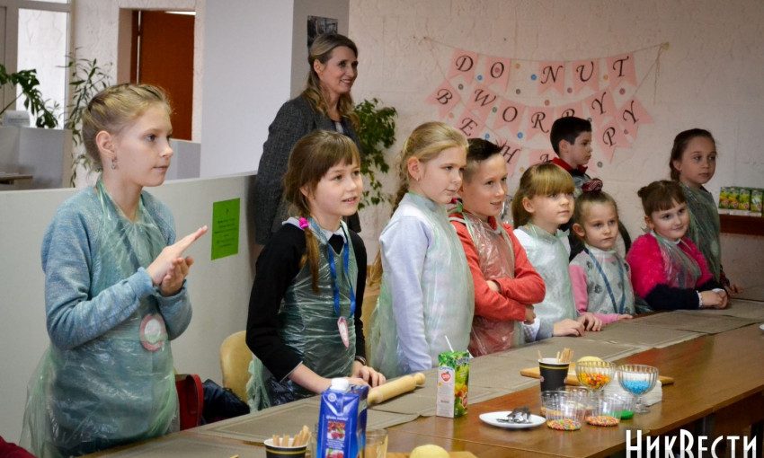 Николаевских детей научили делать пончики и познакомили с необычным американским праздником