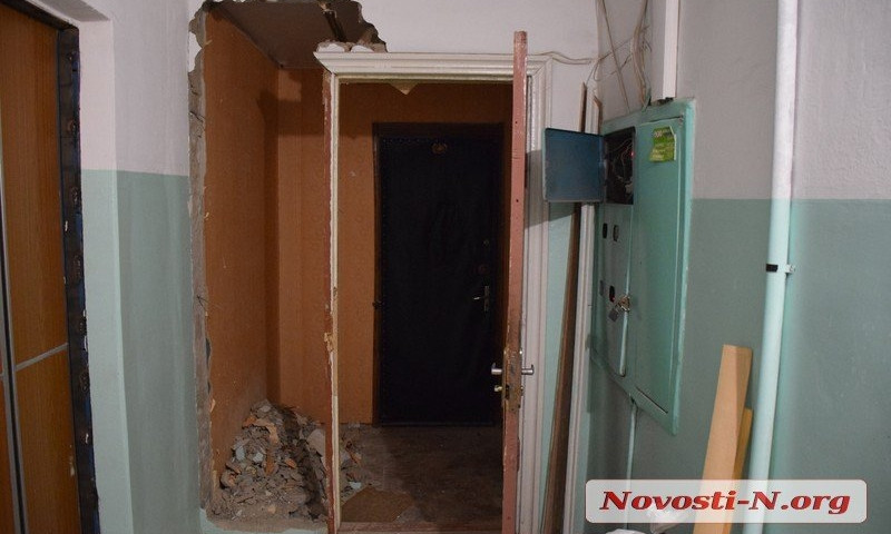 В Николаеве разбушевавшийся сосед выломал дверь и стену в тамбуре