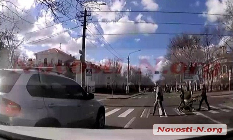 В Николаеве «БМВ» чуть не сбил маму с коляской: от гибели ее спасло другое авто. Видео