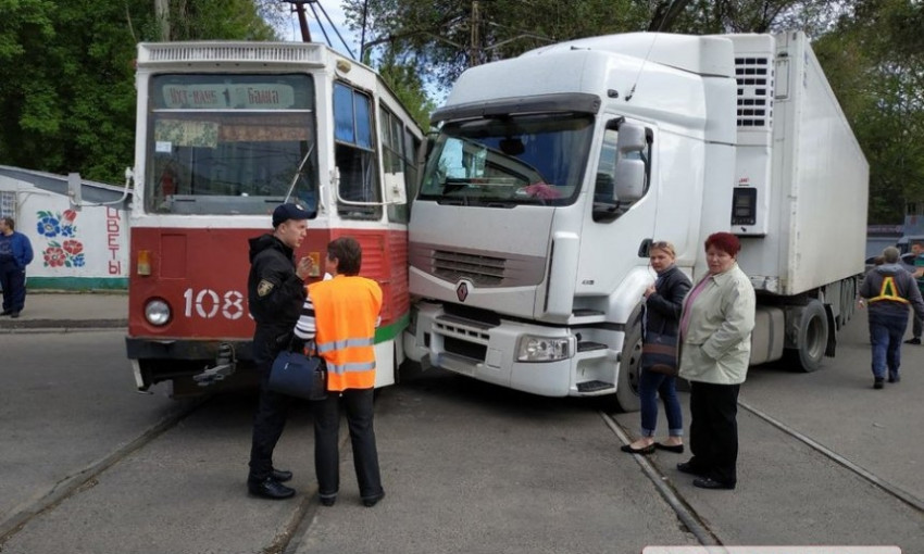 На Богоявленском проспекте фура врезалась в трамвай